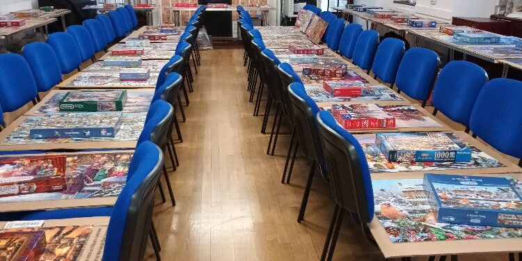 F5 Each jigsaw is complete and boxed